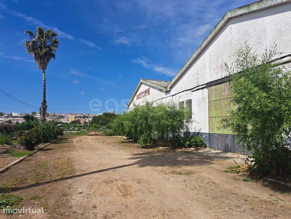 Armazém e Atividade Industrial em zona de Parque Industrial em Beja