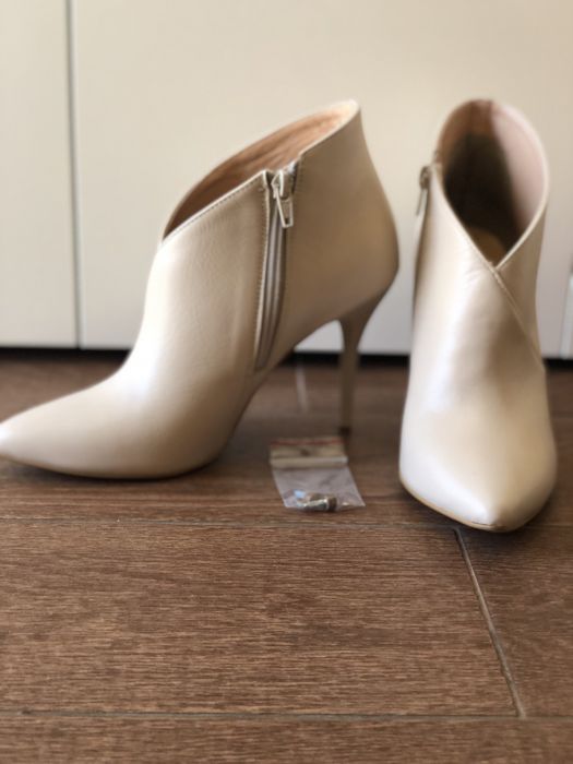 Продам туфлі бежеві