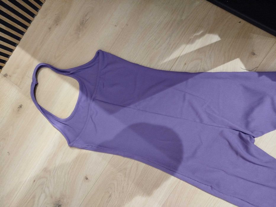 Fioletowy prążkowany kombinezon sportowy – rozmiar S – nowy