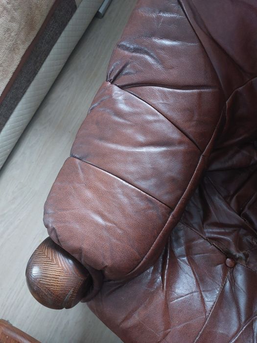 Skórzany fotel na dębowym stelażu