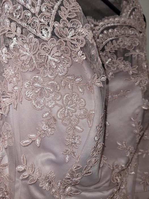 Чудова святкова сукня.