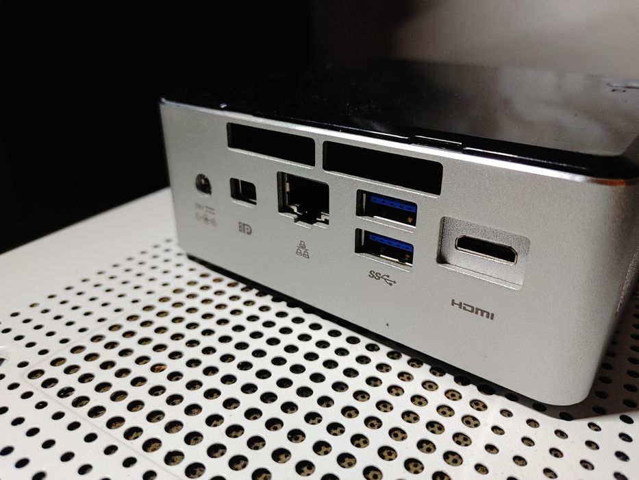 Intel NUC 5i3RYH / i3 / 8GB / 256 SSD / 1 TB