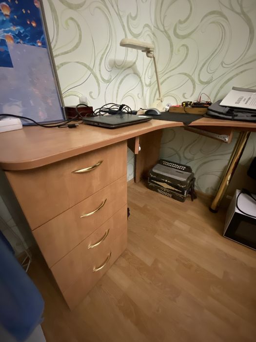 Кутовий письмовий стіл