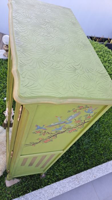 Vitrine verde, azul e pessego