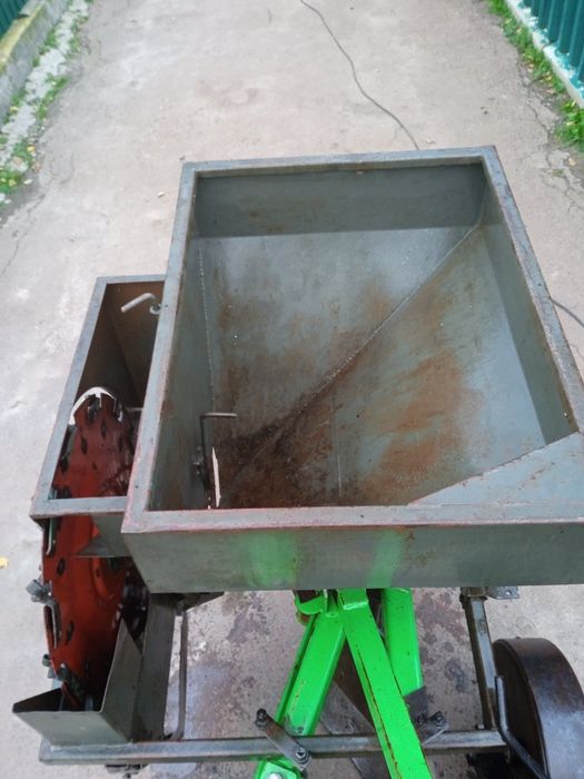 Картоплесажалка.