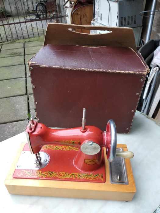 Дитяча швейна машинка часів ссср