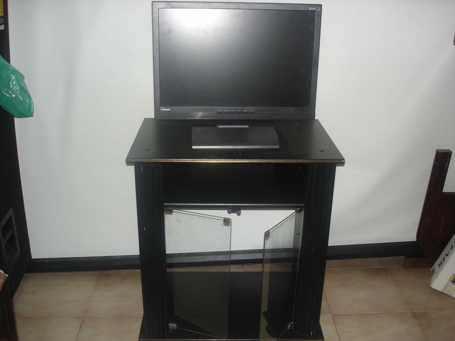 Móvel de televisão, video ou HI-FI em madeira escura.