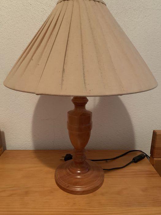 Conjunto mesa de cabeceira mais candeeiro