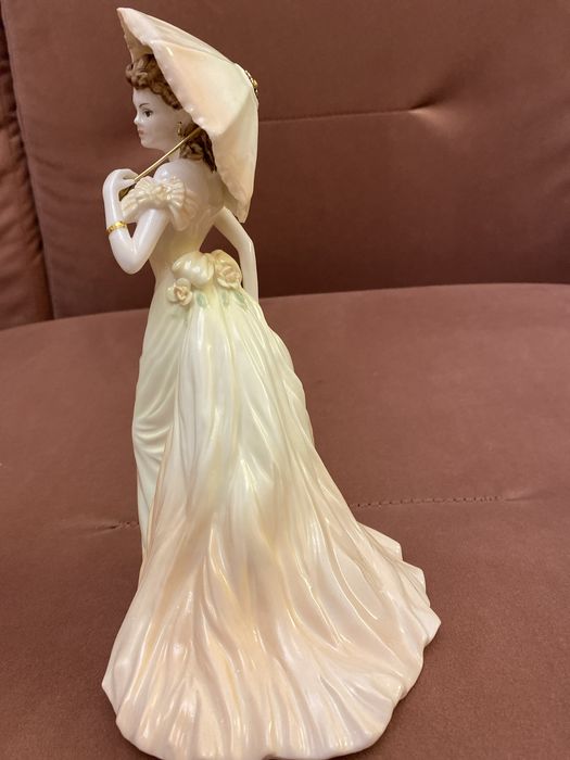 Figurka  Coalport  z parasolką
