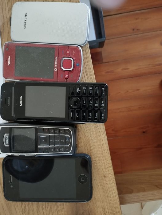 Seis telemóveis antigos