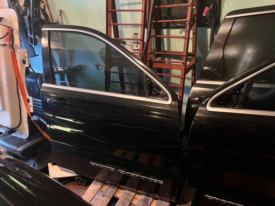Двері передні праві Jeep Grand Cherokee