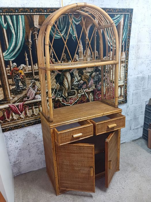 Móvel em bambu, exemplar estado.
Muito  versátil e com um design desigual. Medidas em foto no anúncio.
Intervenção de restauro