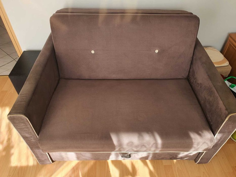 Sofa dwuosobowa rozkładana amerykanka z pojemnikiem na pościel