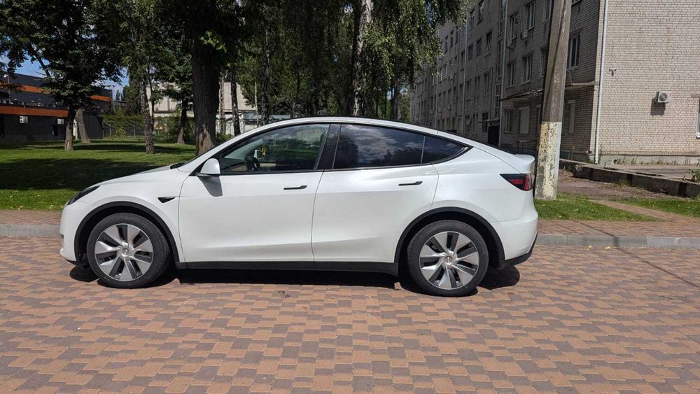 Продаж автомобіля Tesla Model Y 2023 року