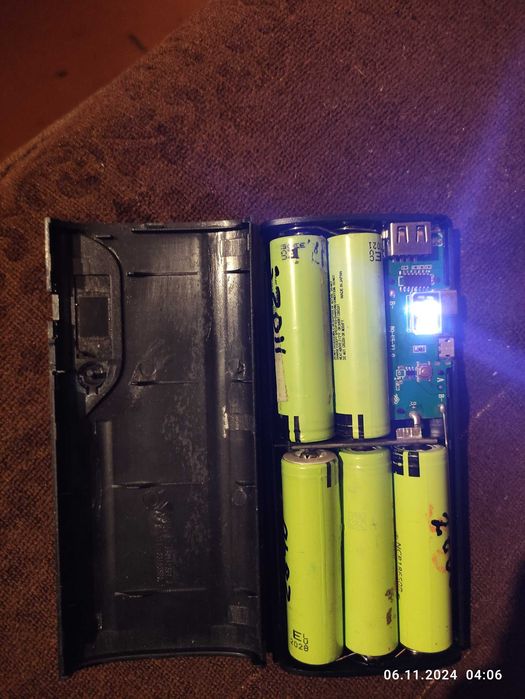 Корпус повербанк на 5 и 1 аккумуляторов 18650 с фонариком новый.