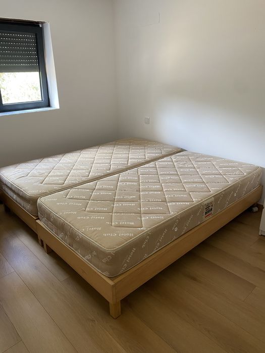 Camas individuais com colchão cada
