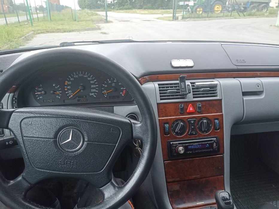 Мерседес  -Бенс-210