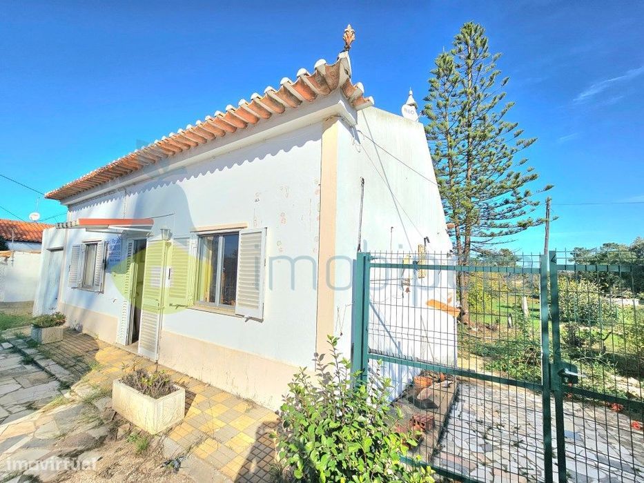 Quinta tipicamente algarvia constituída por 2 urbanos, terreno e 2 ...