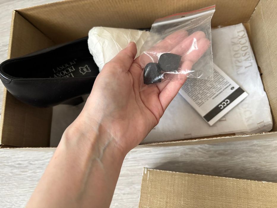 Sprzedam czarne półbuty Lasocki!