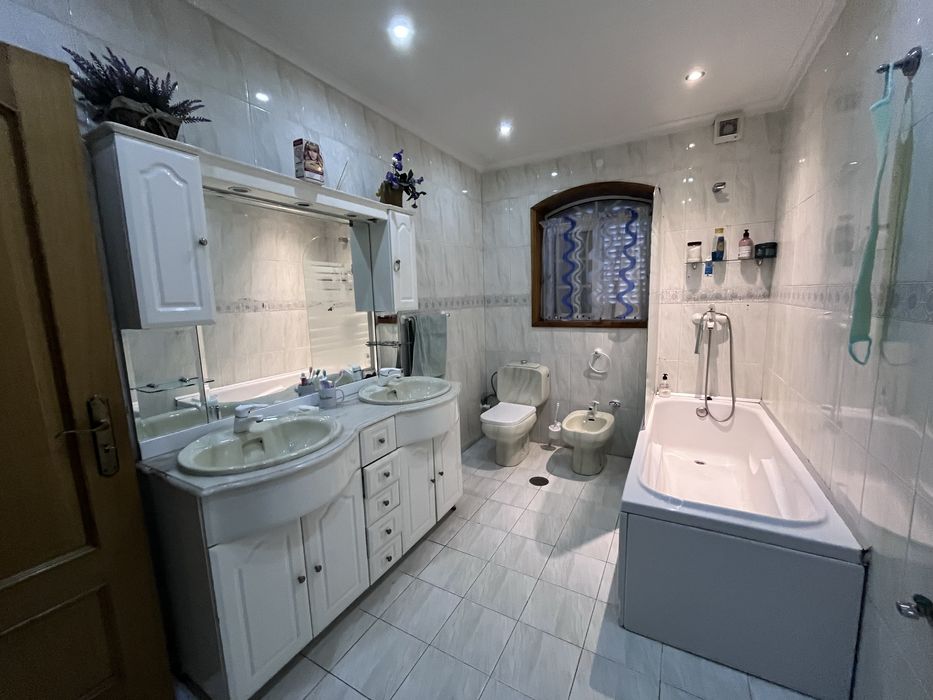 Conjunto completo de casa de banho Sanitana – Móvel duplo, sanita, bidé, banheira e resguardo