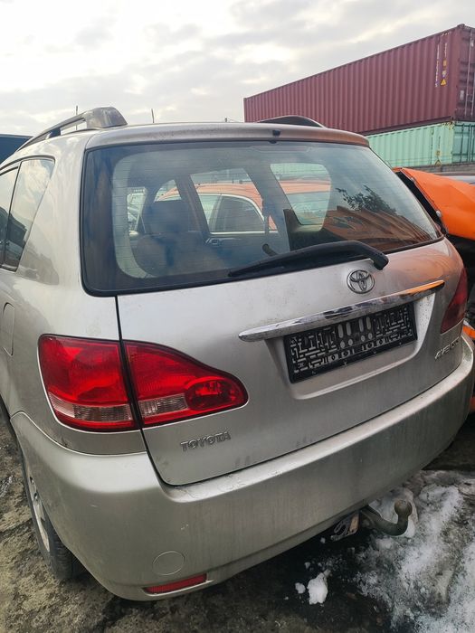 Toyota Avensis Verso lampy przednie lewa i prawa