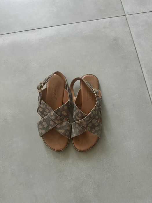 Кожаные босоножки для девочки Friboo. 34р