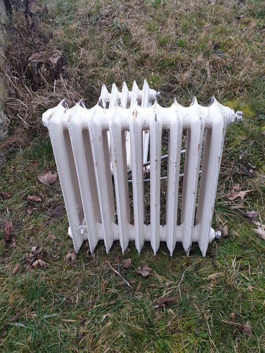 Duży i mały grzejnik żeliwny/ kaloryfery