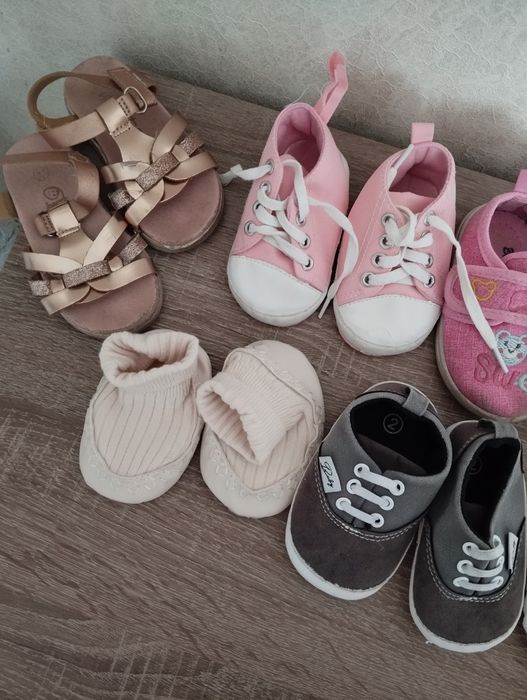 Взуття дитяче дівчинка босоніжки, туфлі, тапочки.
