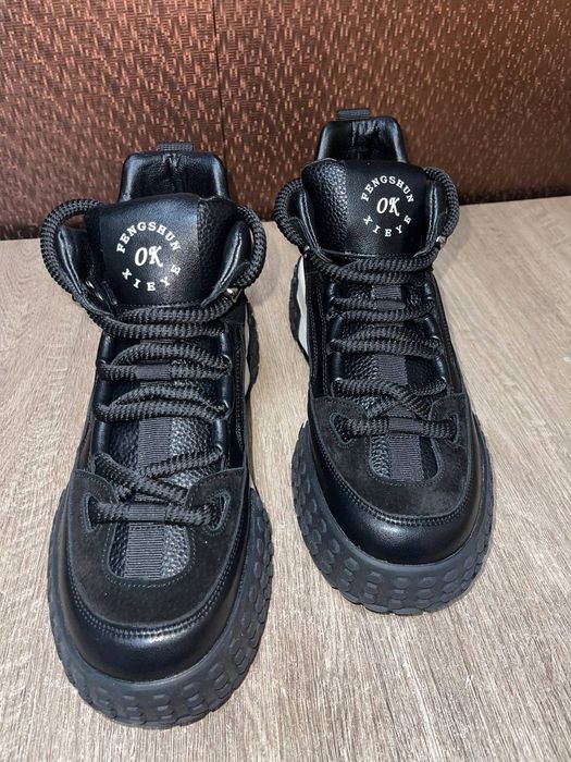 Продам високі кросівки