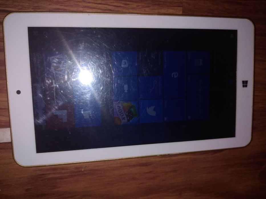 Tablet inclui carregador o estado funcional já não está 100% só 15€64730024412290121