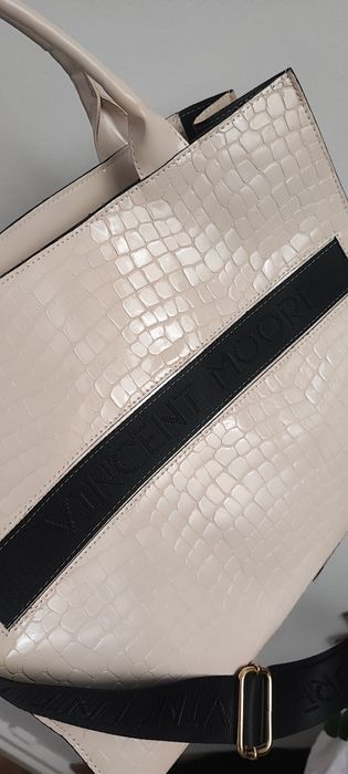 Duża torba krokodyl lakierowana ecru z paskiem Butik