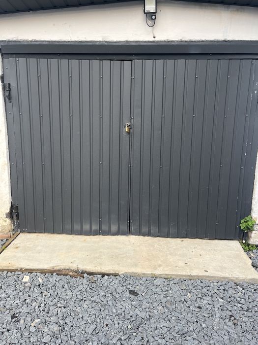 Гаражні ворота . Ворота