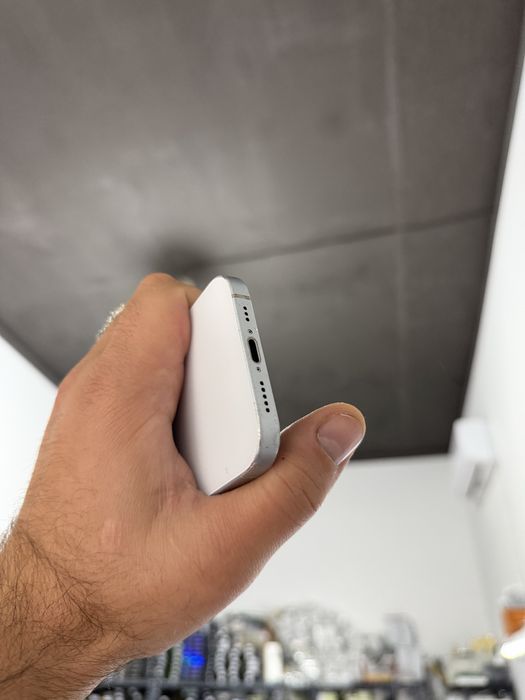 Apple Iphone 15 128 gb Neverlock  айфон 15 білий