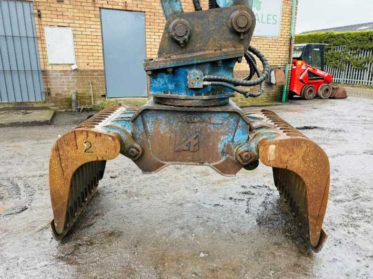 Екскаватор для перевалки лісу , металолома FUCHS MHL 320