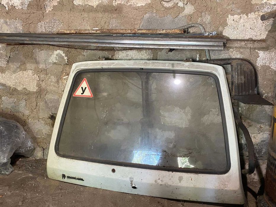 Продам заднюю ляду на таврию плюс стекла