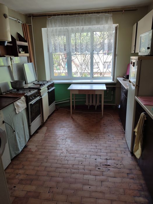 Срочно продам комнату в коммунальной квартире.