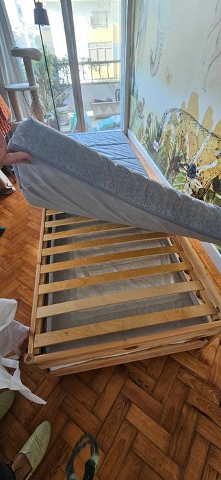 Cama Ikea solteiro dupla ou casal em pinho com colchão.