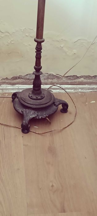 Candeeiro de pé  em latão