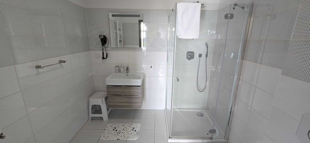 Nowoczesny apartament z  widokiem na morze i basenem.