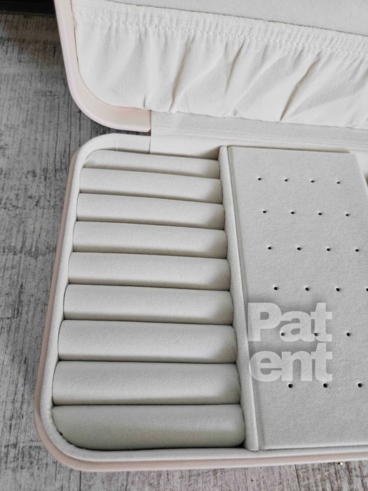 Szkatułka kuferek organizer na biżuterię jasny na podróż w domu