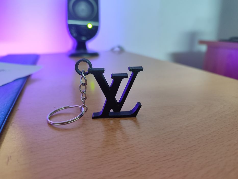 Vendo porta chaves com o logo da LV