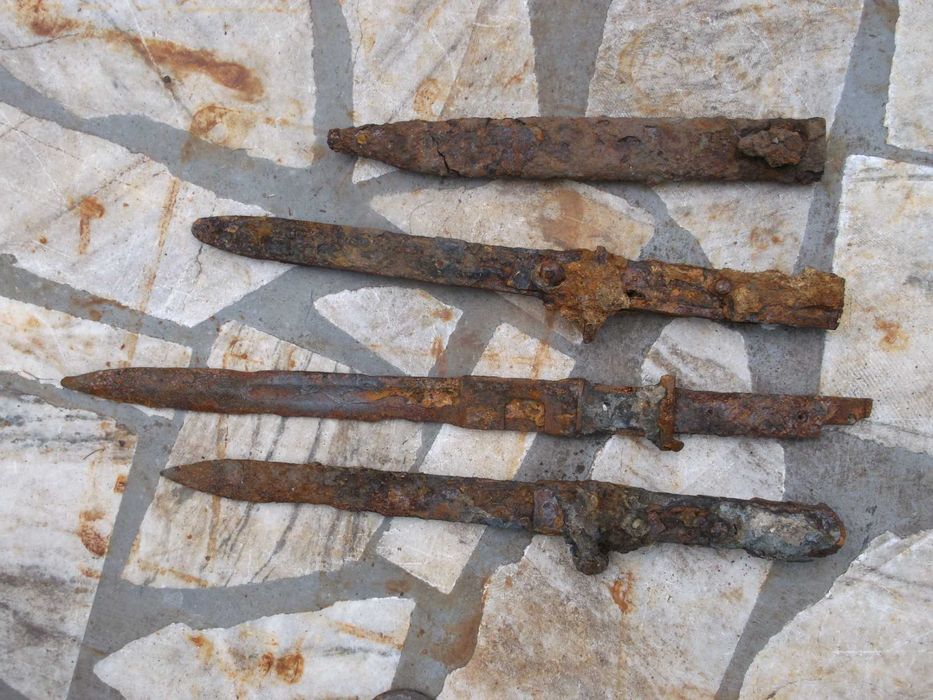 finki harcerskie i kordziki z epoki prlu