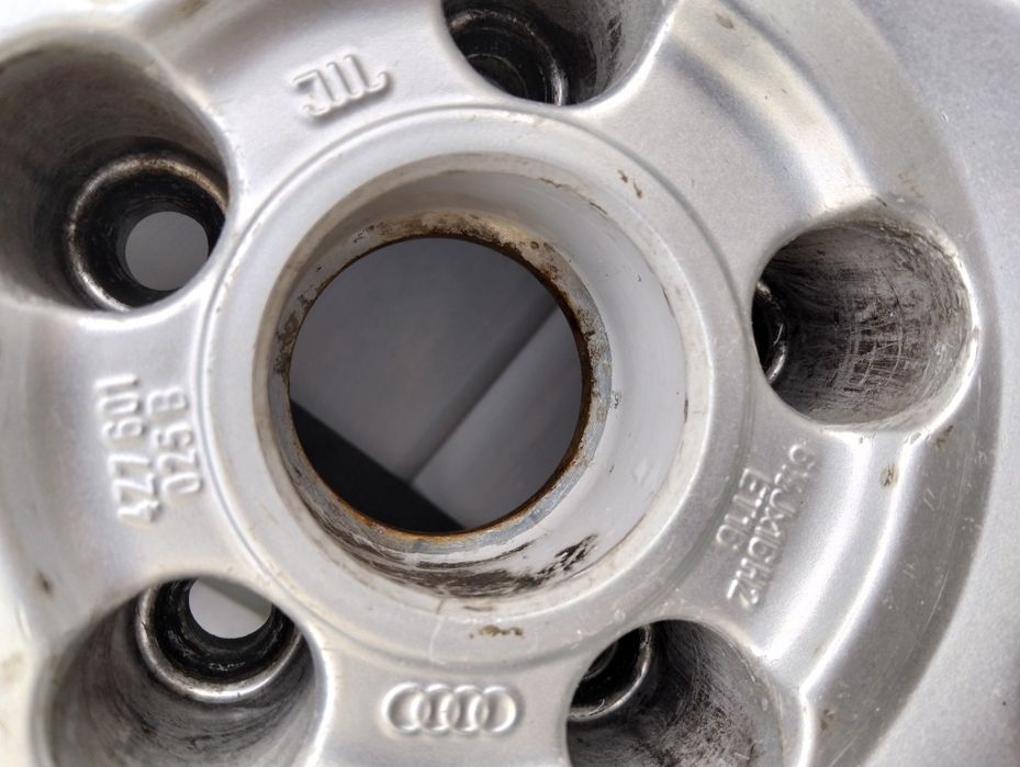 Felgi aluminiowe z oponami zimowymi Audi