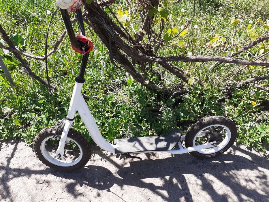 Самокат подростковый на надувных колёсах.