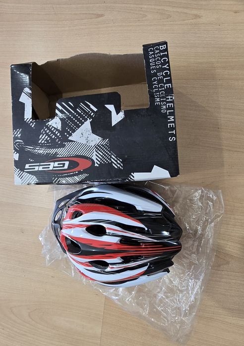 Capacete de ciclismo GES

- Cores: preto, branco e