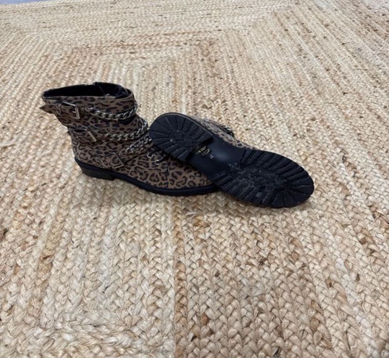 Botas com padrão de Leopardo