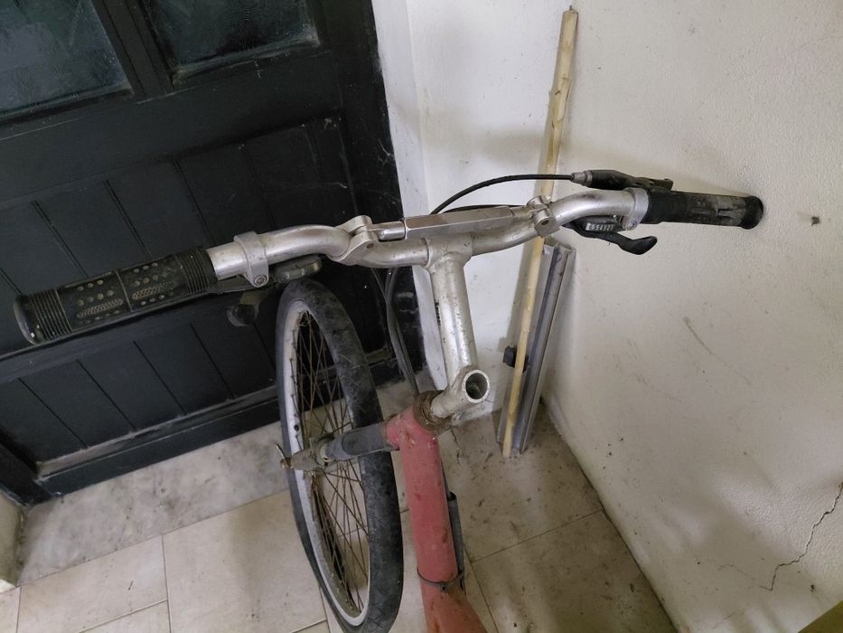 Bicicleta de rapaz a precisar de revisão geral completa 40€