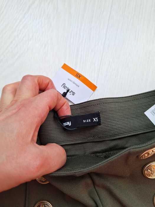 Zielone legginsy ze złotymi guzikami r. XS