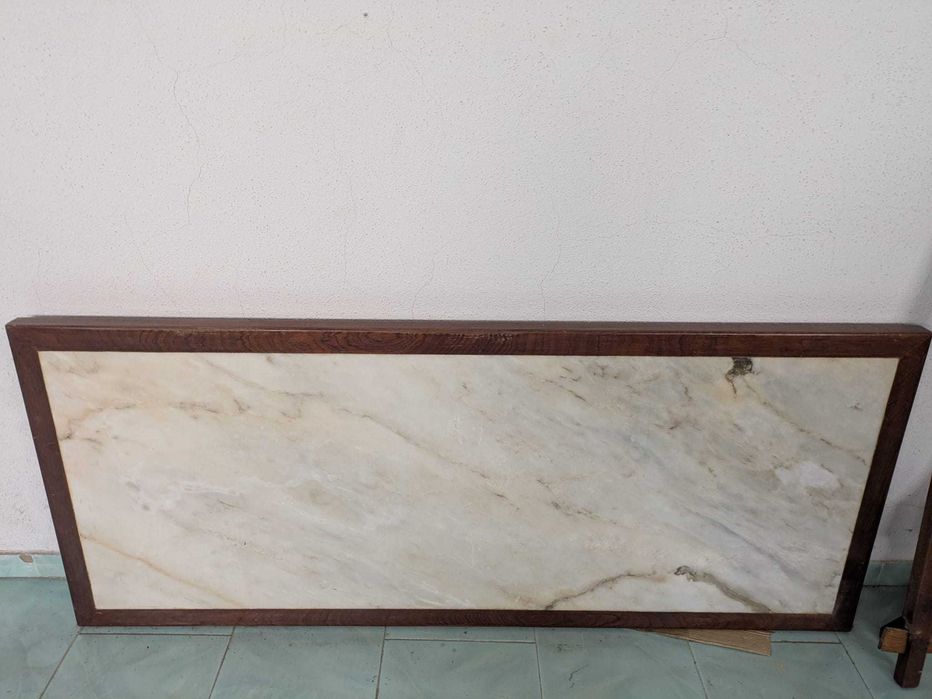 Mesa de mármore com estrutura em madeira + 4 cadeiras