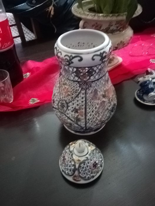 Pote com tampa em porcelana